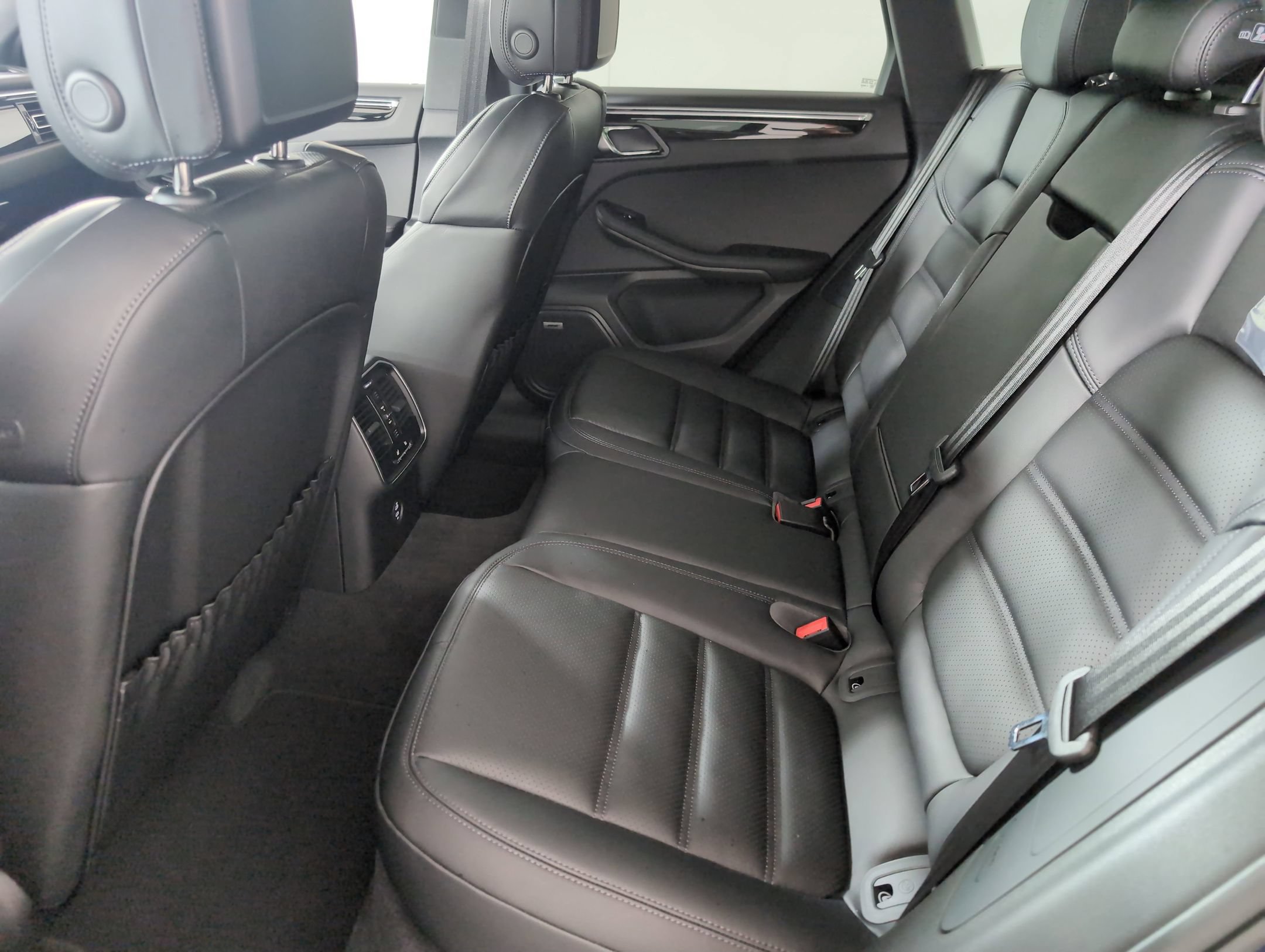 Certified 2025 Porsche Macan AWD/4WD image 19