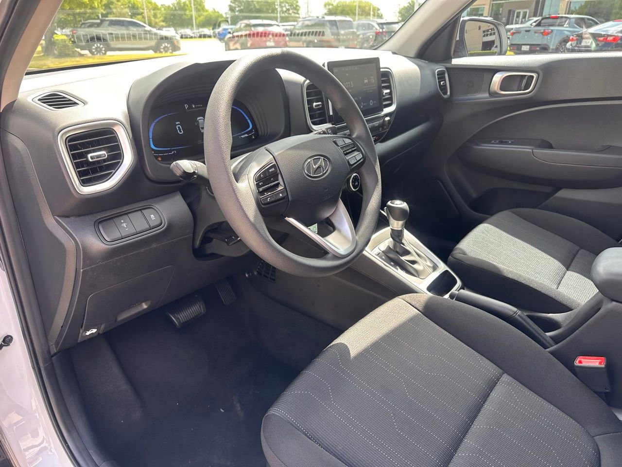 Certified 2025 Hyundai Venue SE image 18
