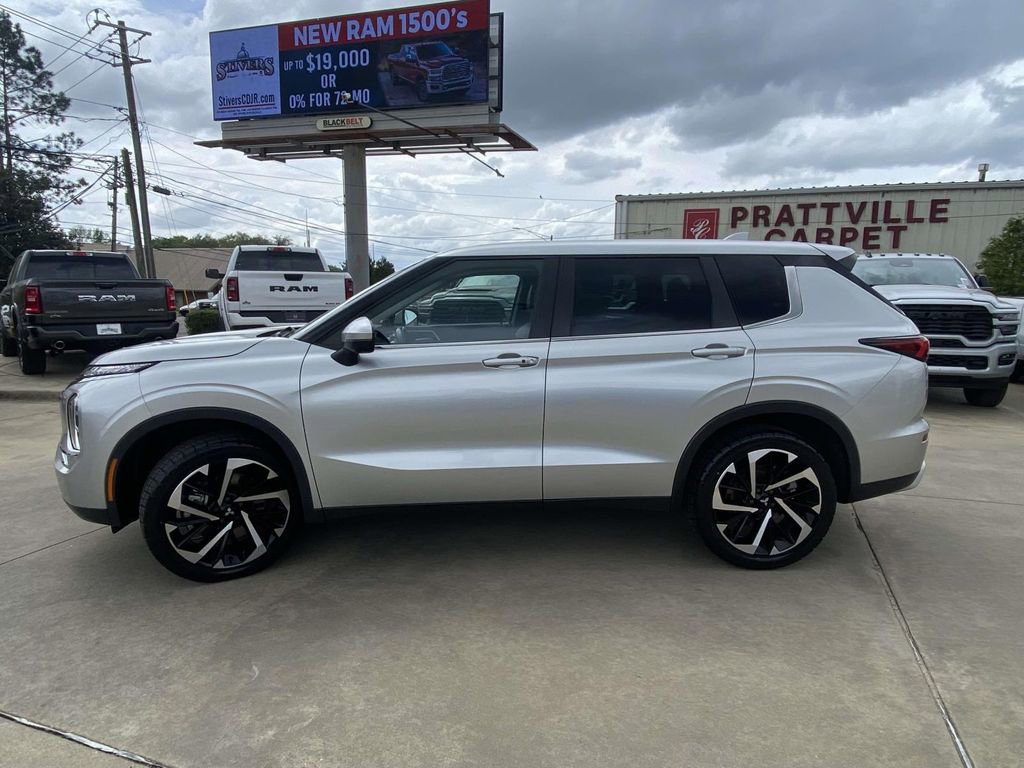 Used 2023 Mitsubishi Outlander SE image 5