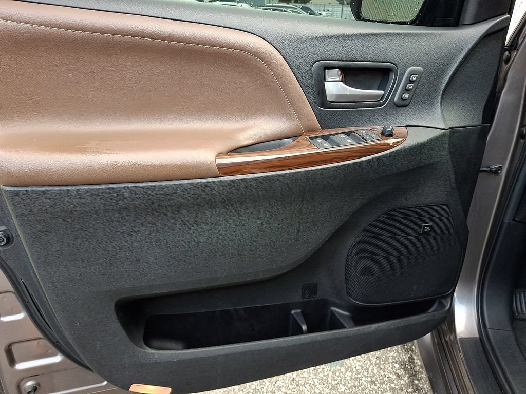 Used 2015 Toyota Sienna Limited Premium FWD image 14