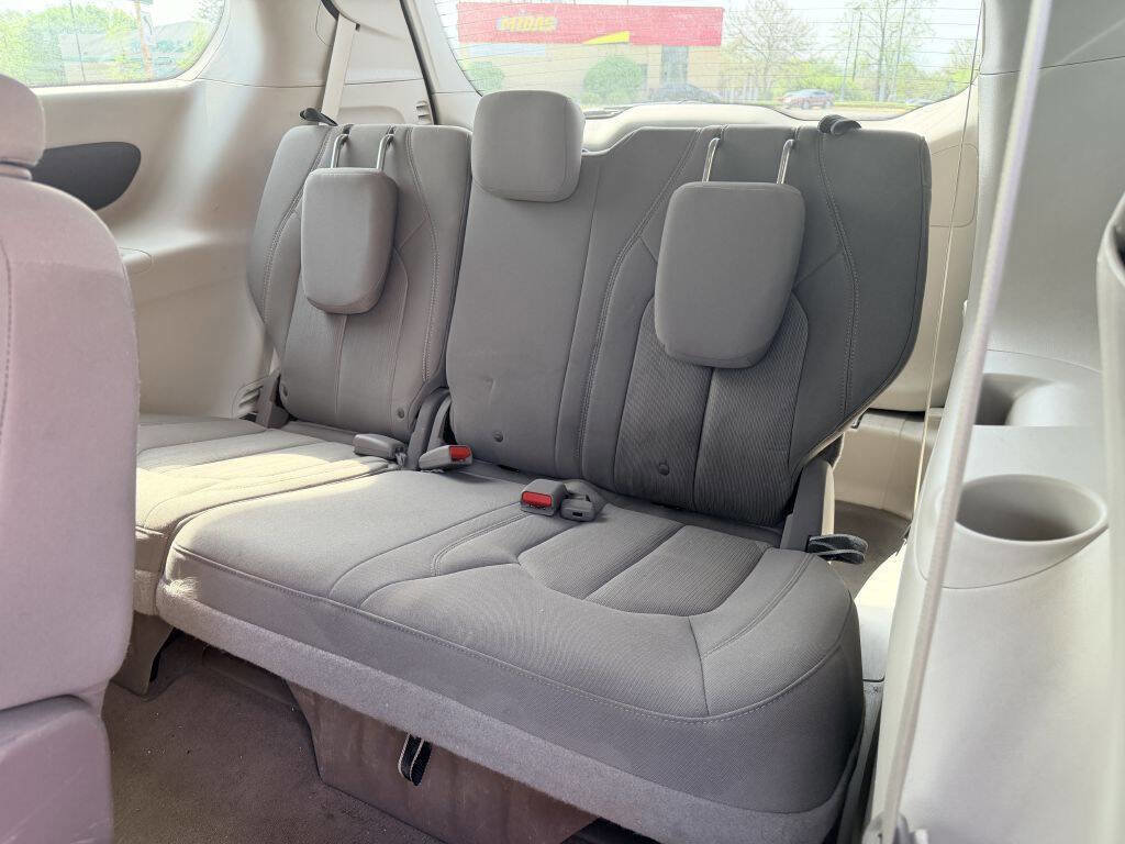 Used 2017 Chrysler Pacifica Touring image 6