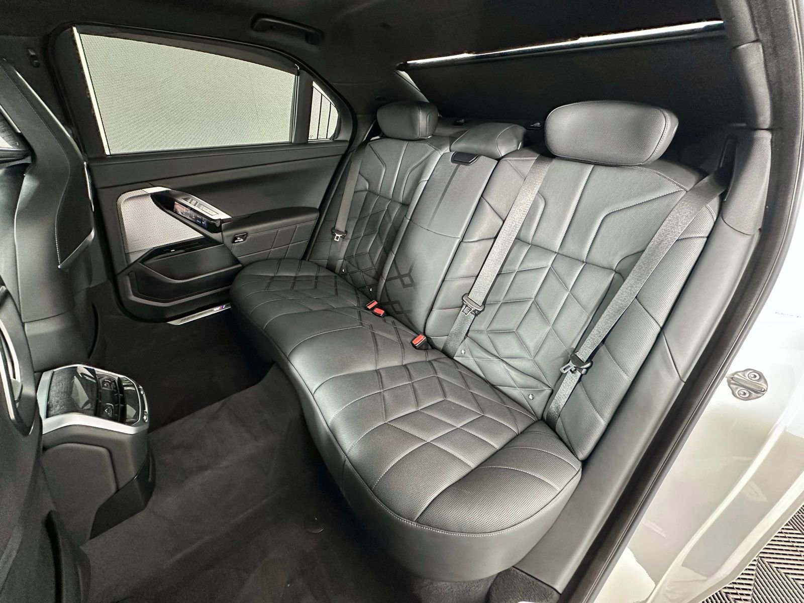 Used 2023 BMW 760i xDrive w/ Parking Assistance Package image 32