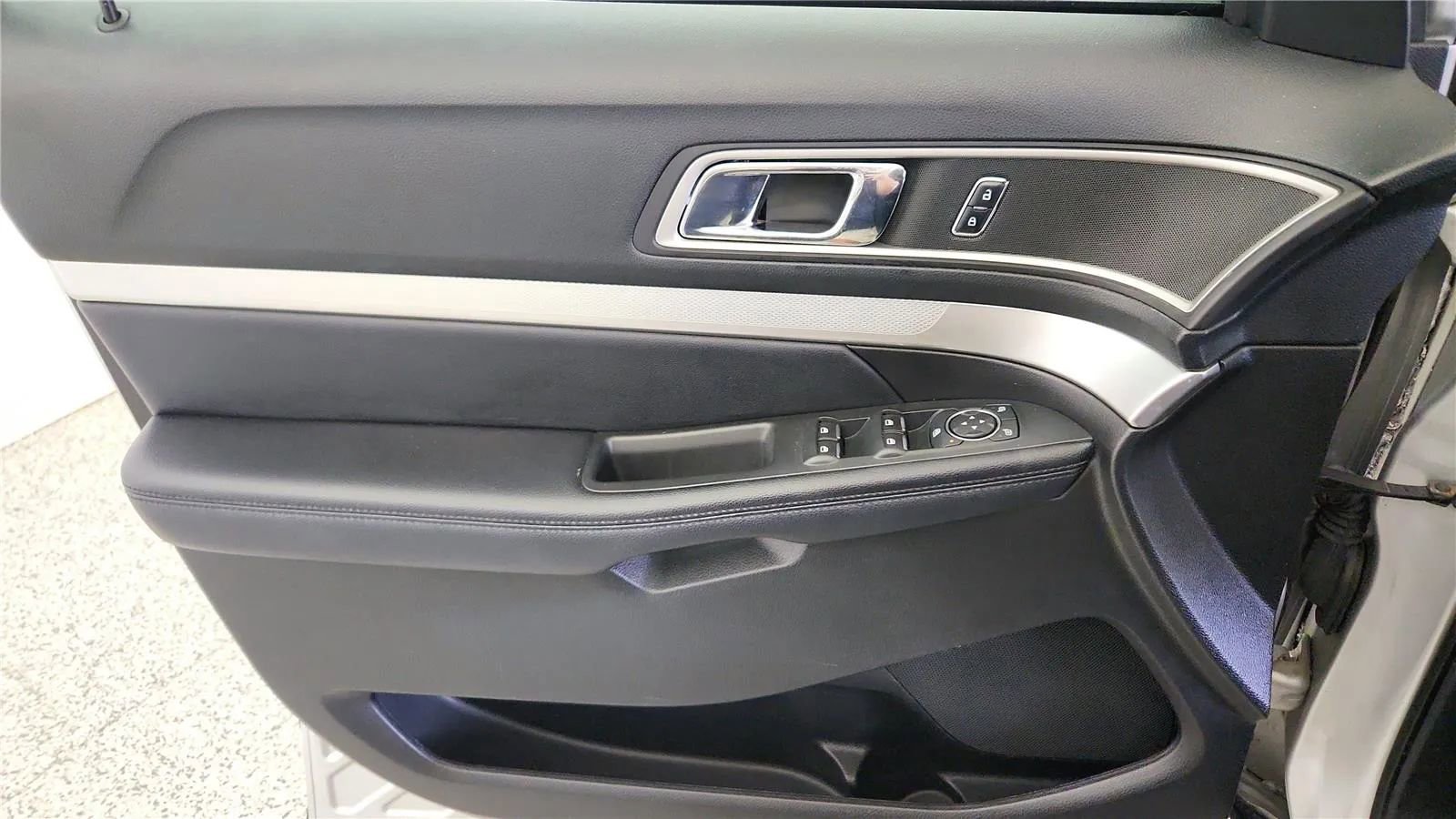 Used 2017 Ford Explorer XLT w/ Class II Trailer Tow Package image 32