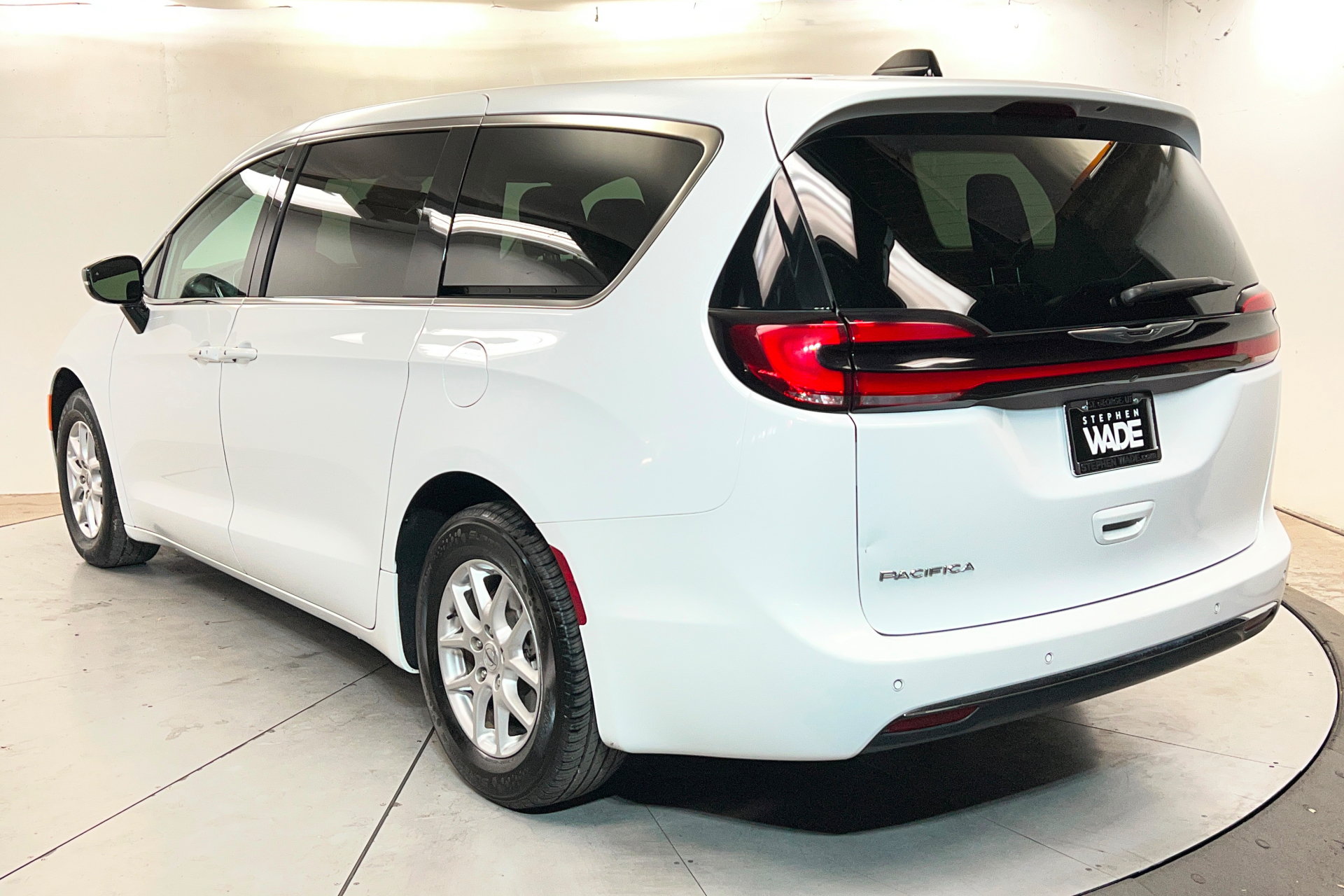 Used 2024 Chrysler Pacifica Touring-L FWD image 3