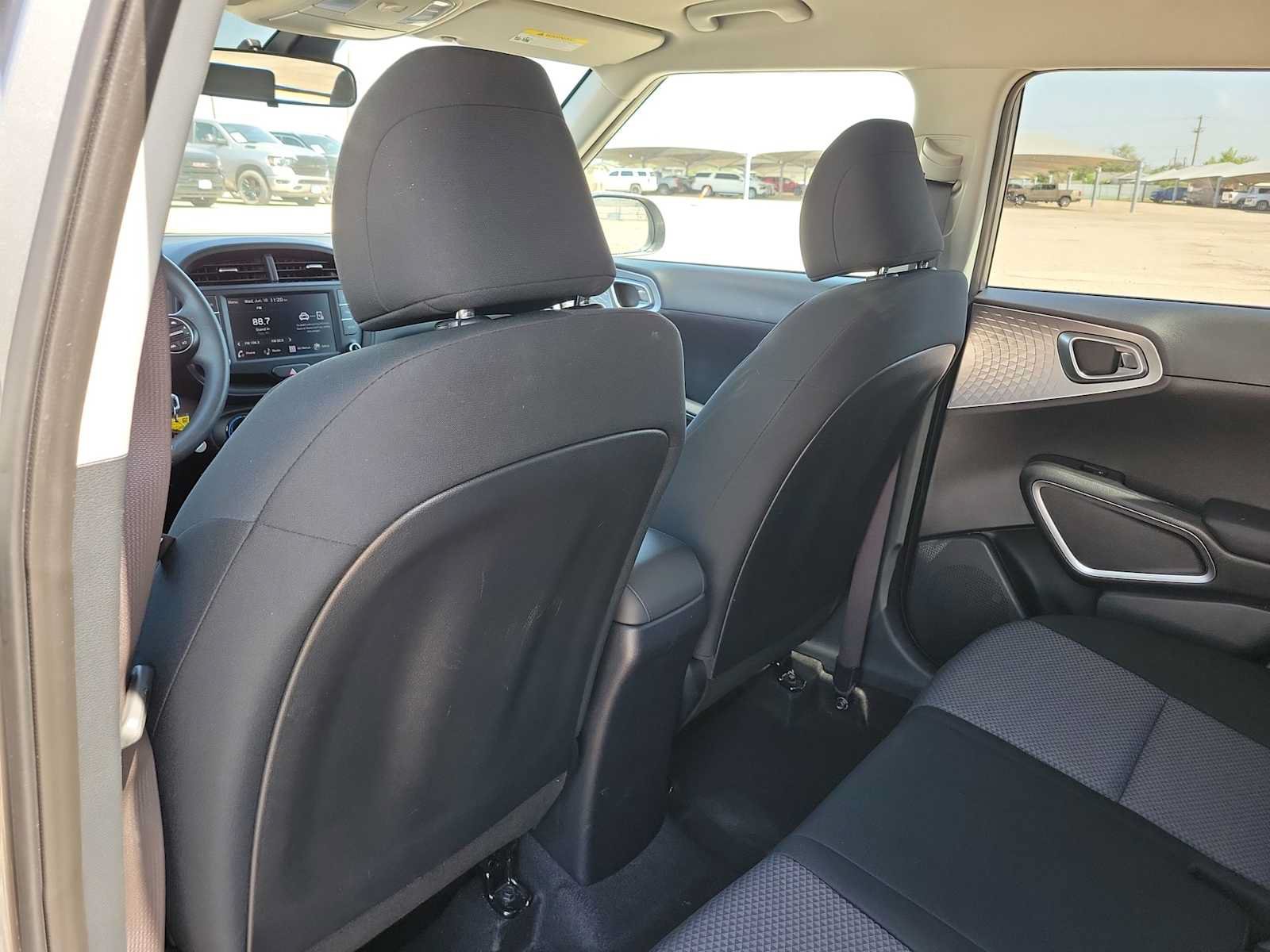 Used 2025 Kia Soul LX w/ LX Technology Package FWD image 16