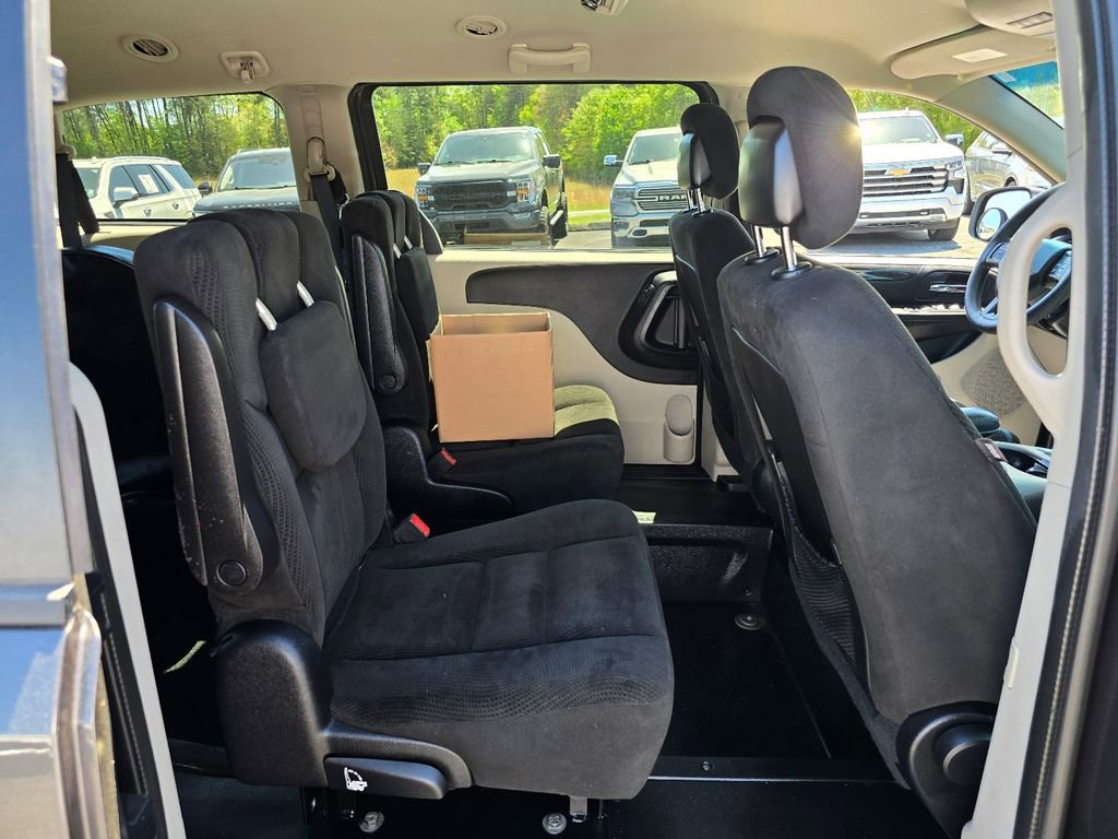 Used 2016 Dodge Grand Caravan SXT image 9