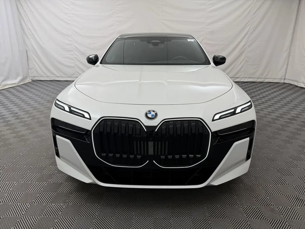 Used 2025 BMW 740i xDrive AWD/4WD image 4