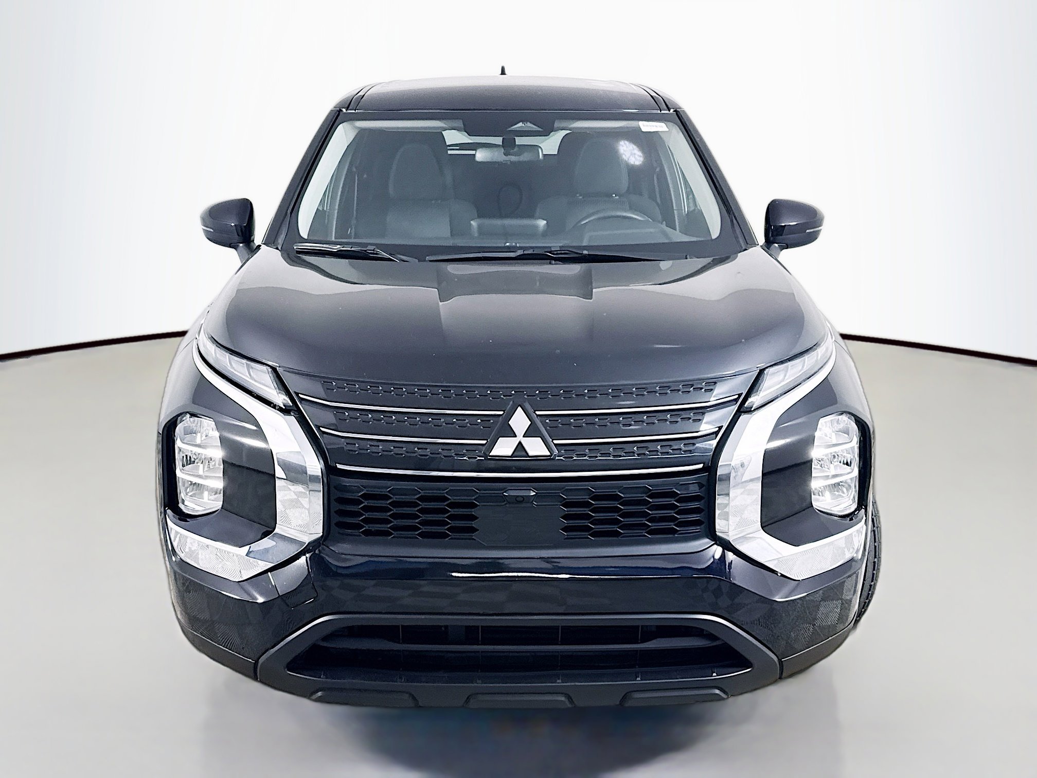 Used 2024 Mitsubishi Outlander ES image 2