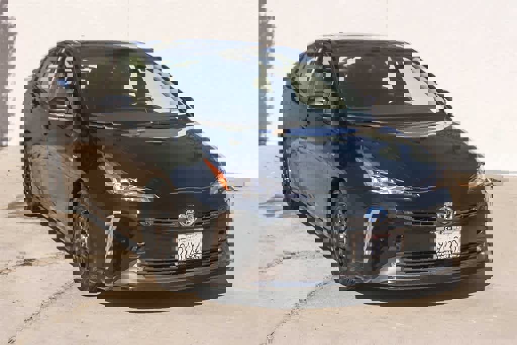 Used 2022 Toyota Prius XLE image 3