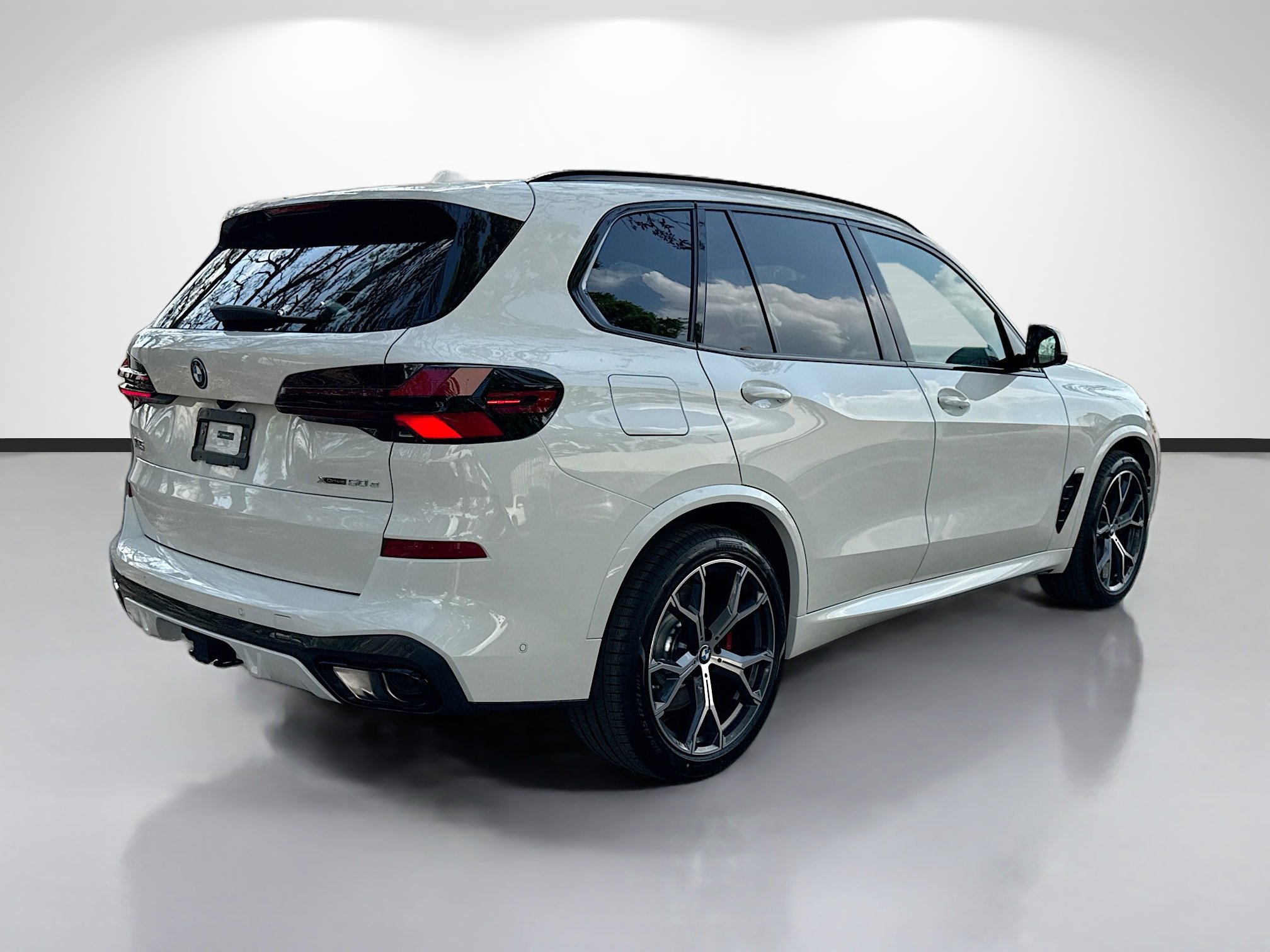 New 2026 BMW X5 xDrive50e w/ M Sport Package image 3