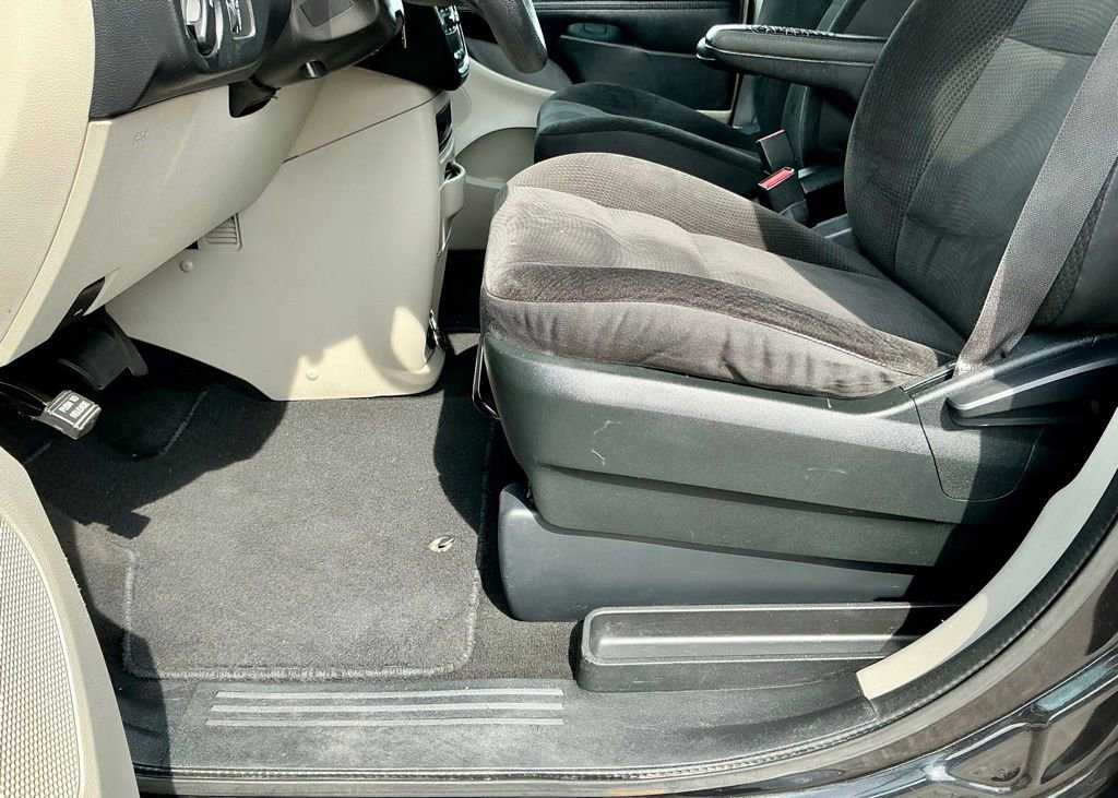 Used 2018 Dodge Grand Caravan SE w/ UConnect Hands-Free Group FWD image 39