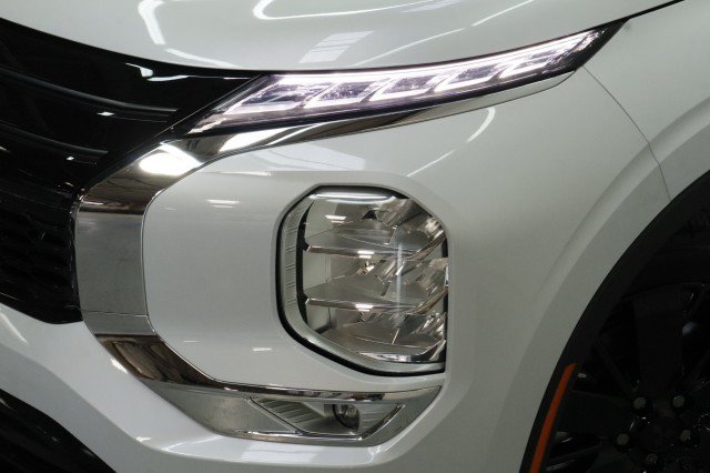 New 2026 Mitsubishi Outlander LE FWD image 2