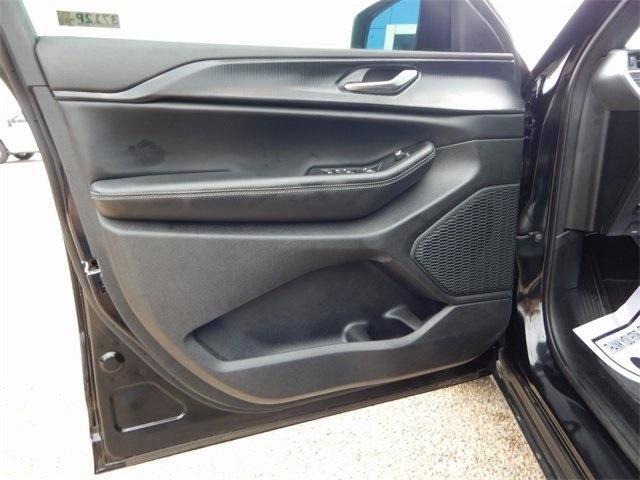 Used 2025 Jeep Grand Cherokee Laredo image 16