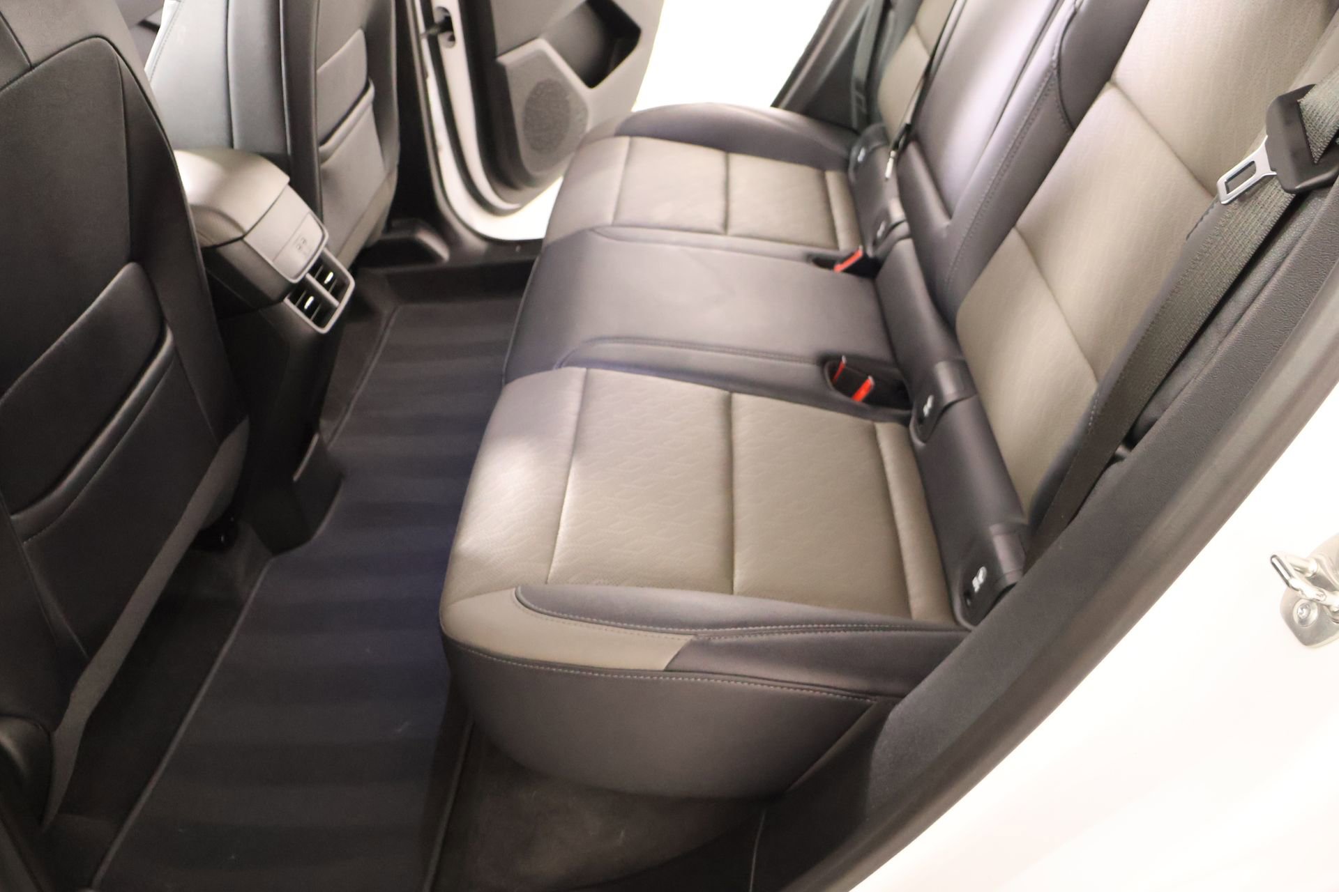 Used 2025 Chevrolet Equinox LT w/ Convenience Package II image 11