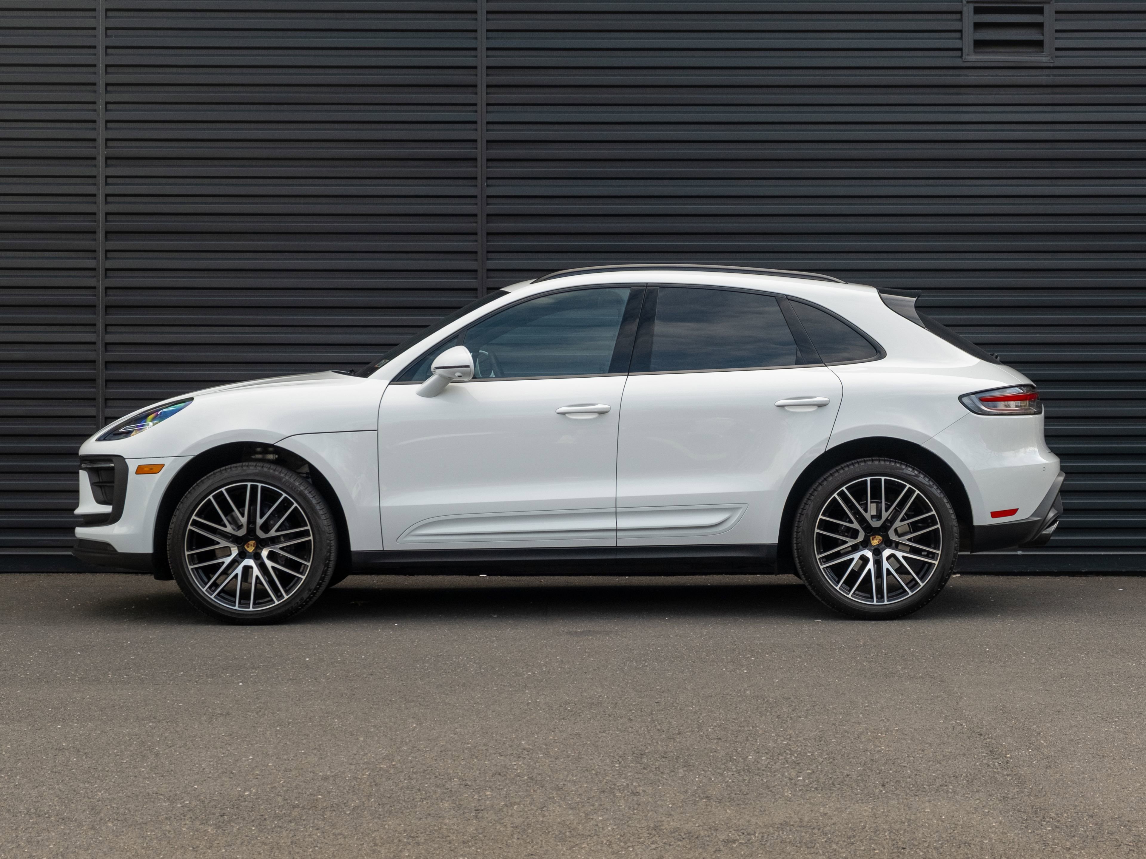 Certified 2025 Porsche Macan image 2