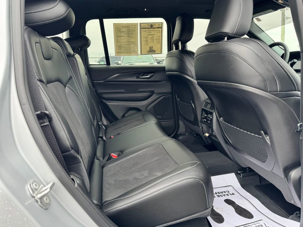 Used 2024 Jeep Grand Cherokee Altitude image 14