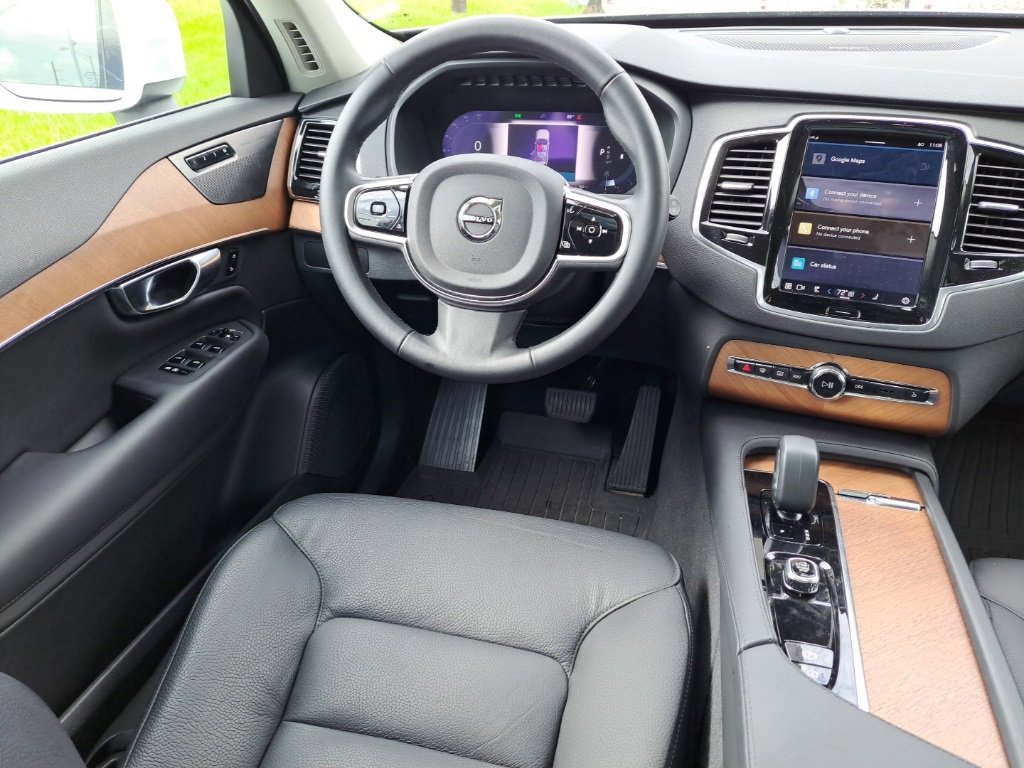 Used 2025 Volvo XC90 B5 Plus w/ Protection Package Premier image 12