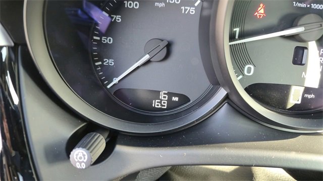 Certified 2025 Porsche Macan image 25