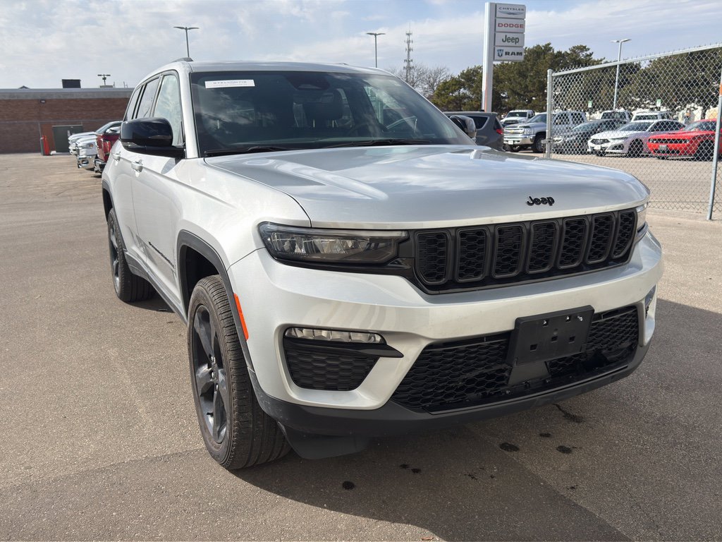 Used 2025 Jeep Grand Cherokee Limited w/ Black Appearance Package image 3
