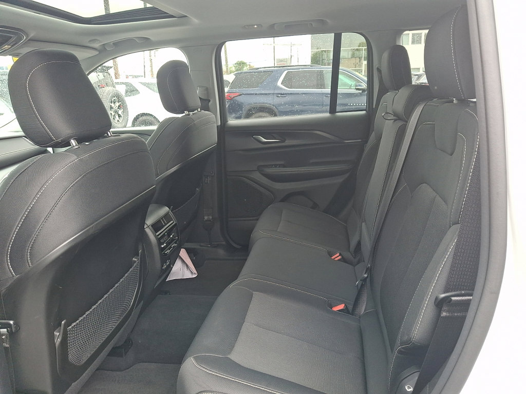 Used 2023 Jeep Grand Cherokee Laredo w/ Luxury Tech Group I AWD/4WD image 20