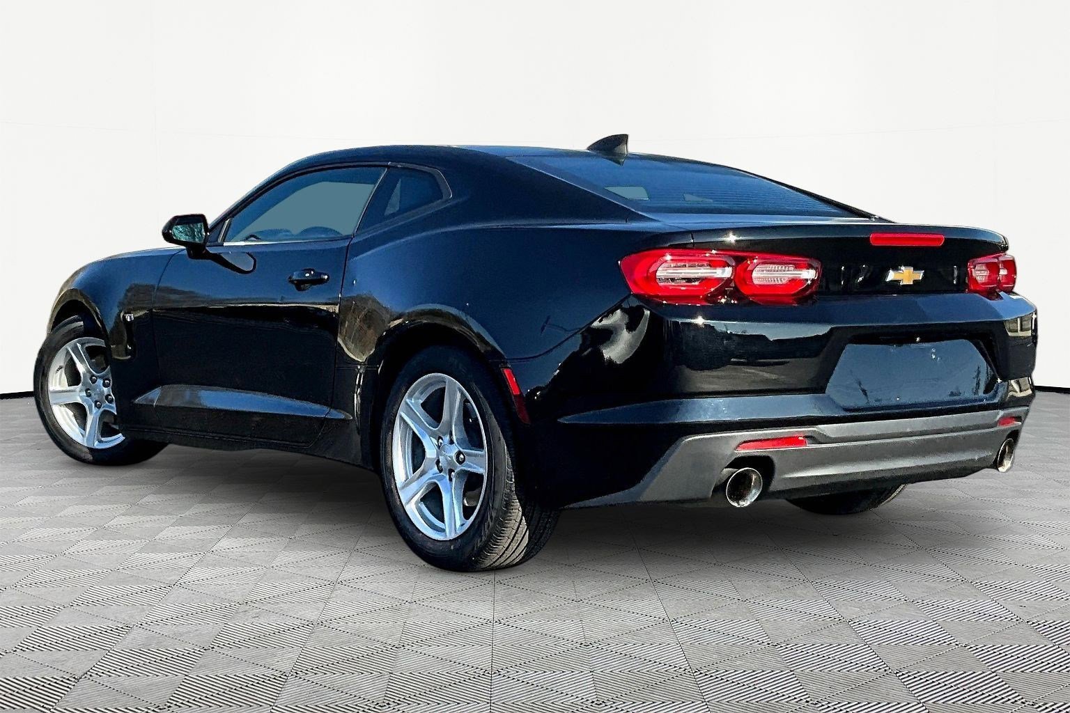 Used 2023 Chevrolet Camaro LT image 4