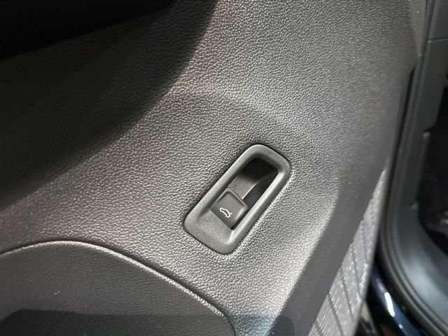 New 2025 Volkswagen Atlas Cross Sport SE image 13