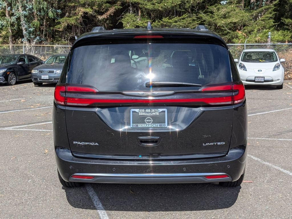 Used 2023 Chrysler Pacifica Limited FWD image 6