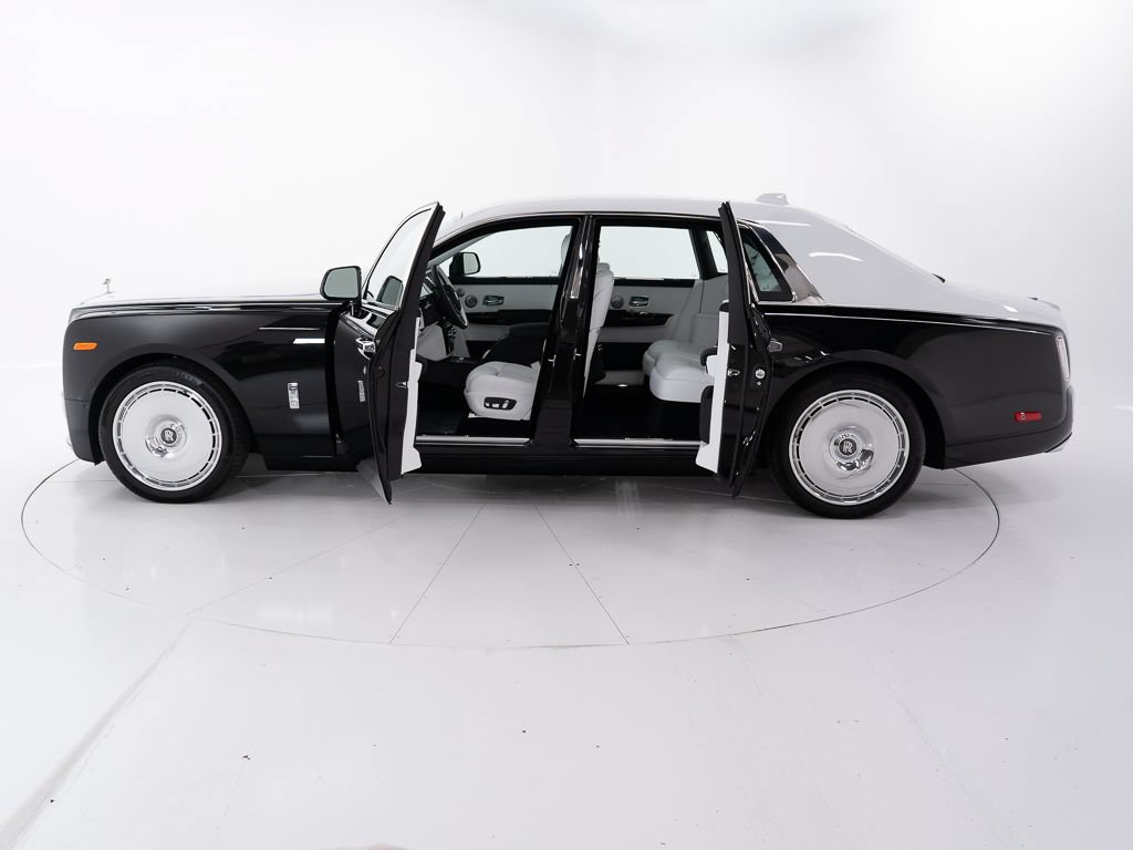 Certified 2026 Rolls-Royce Phantom Sedan w/ Leather Finishing Pack RWD image 9