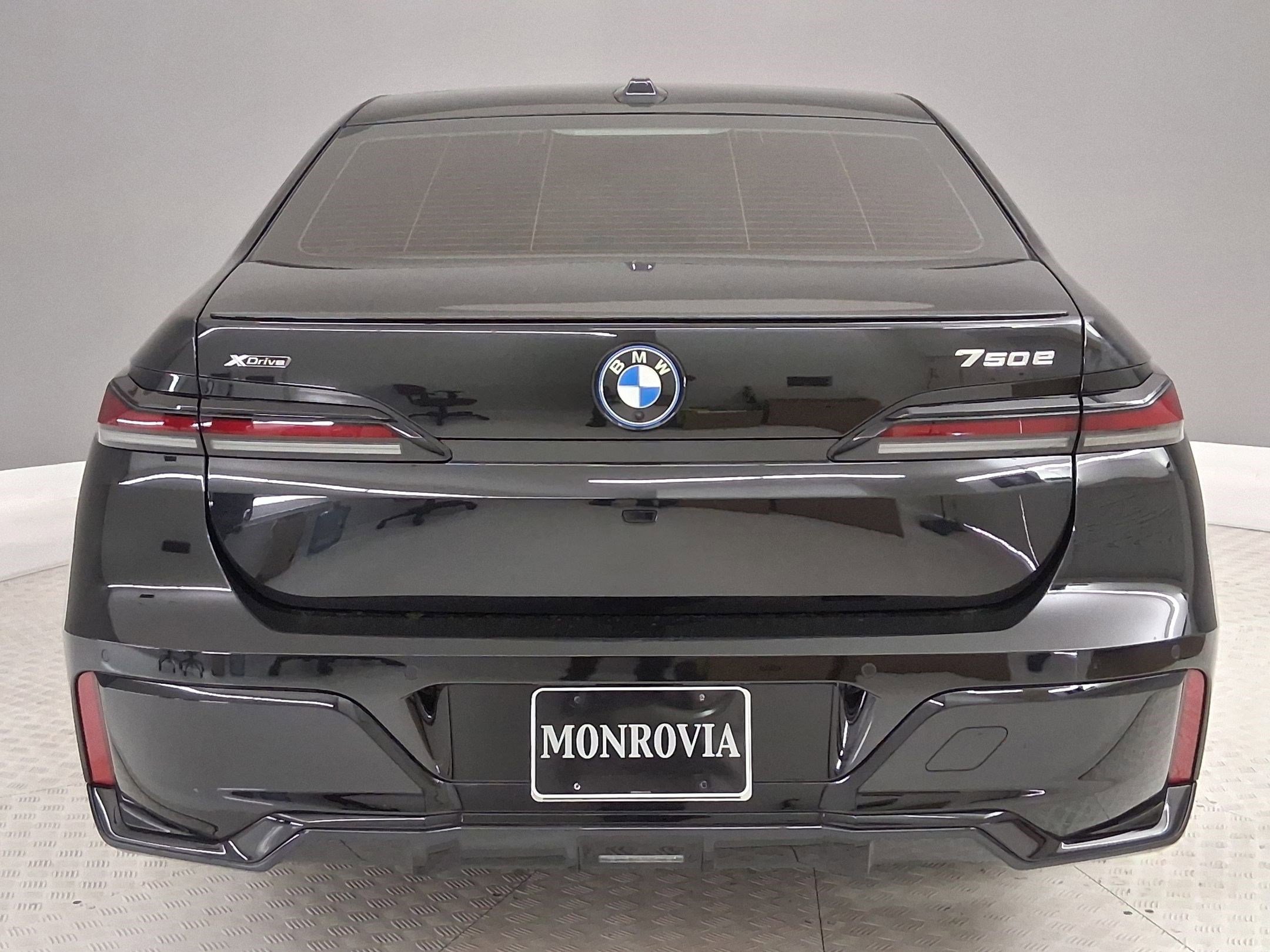 Certified 2025 BMW 750e xDrive w/ Premium Package AWD/4WD image 8
