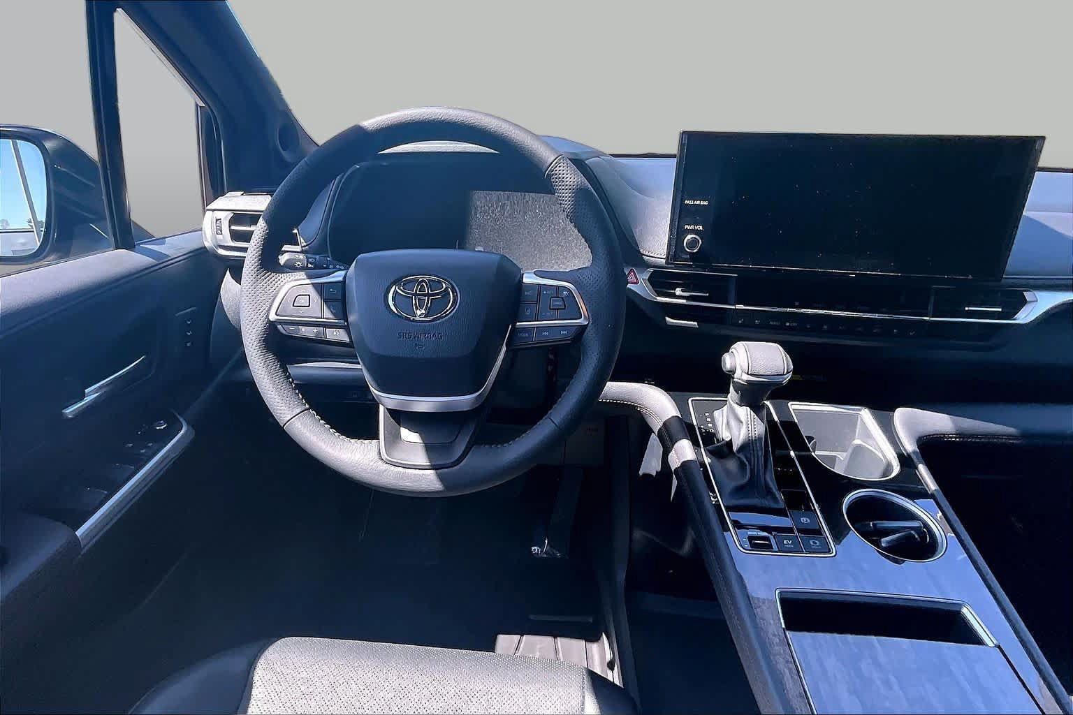 Used 2025 Toyota Sienna Limited AWD/4WD image 5