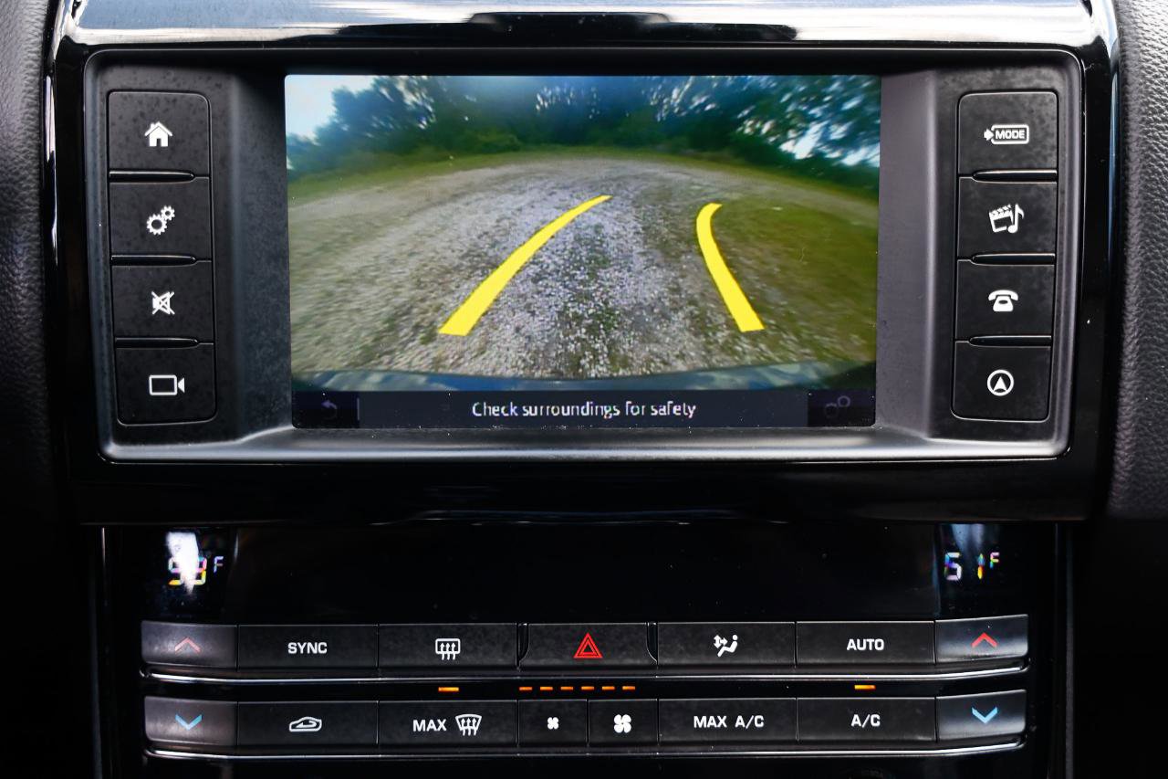 Used 2018 Jaguar XE Premium RWD image 33