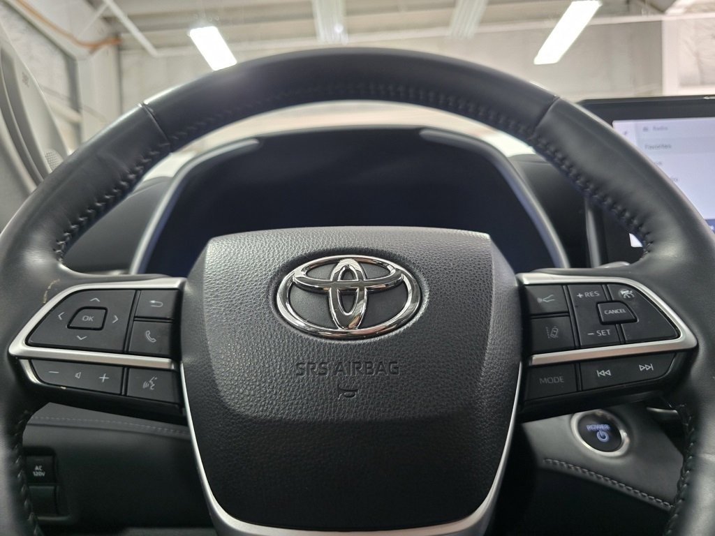 Used 2024 Toyota Highlander Limited image 31