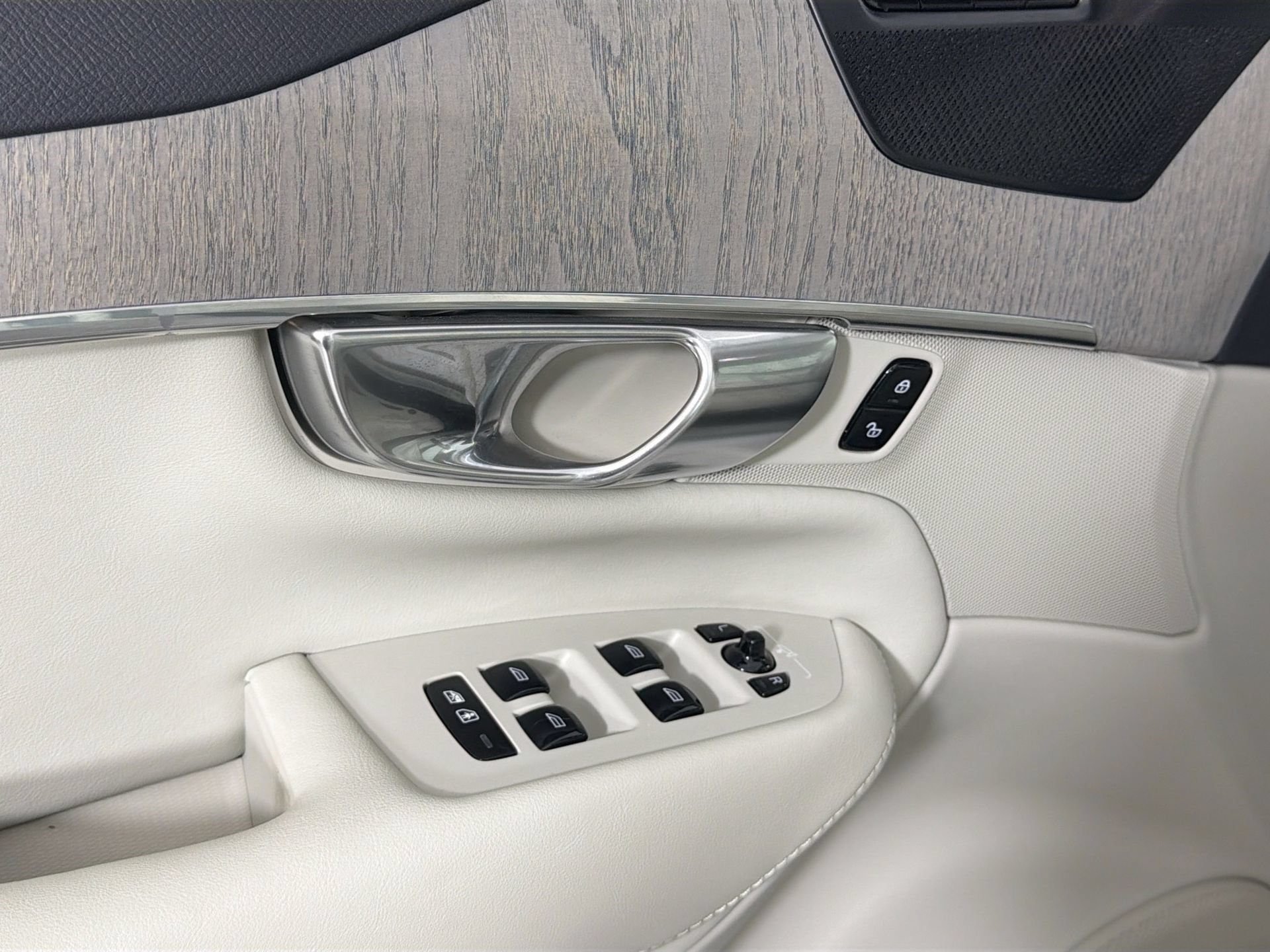 Certified 2025 Volvo XC90 T8 Plus w/ Protection Package Premier AWD/4WD image 18