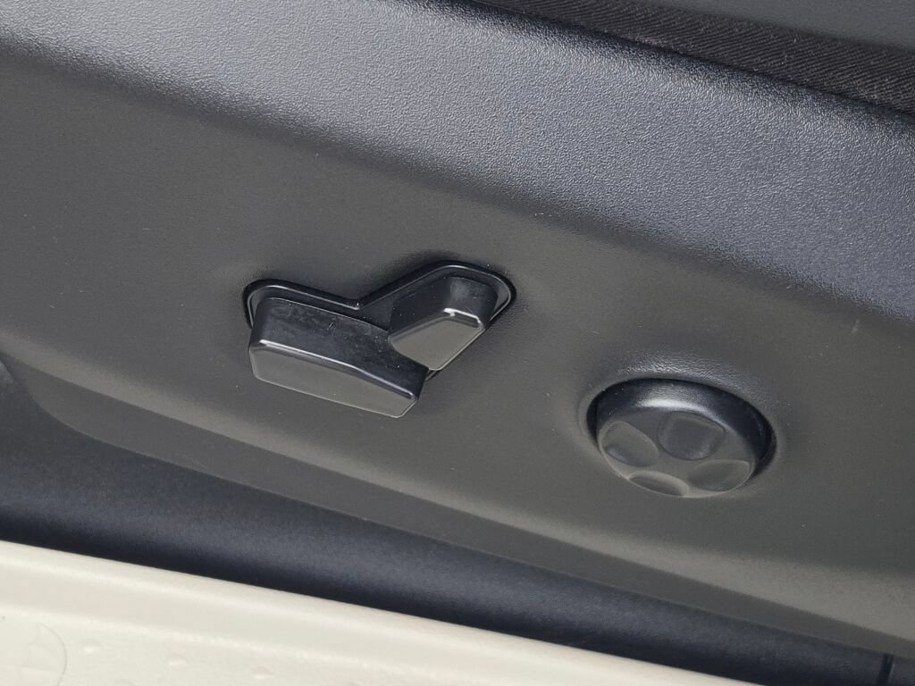 Used 2024 Chrysler Pacifica Touring-L FWD image 27