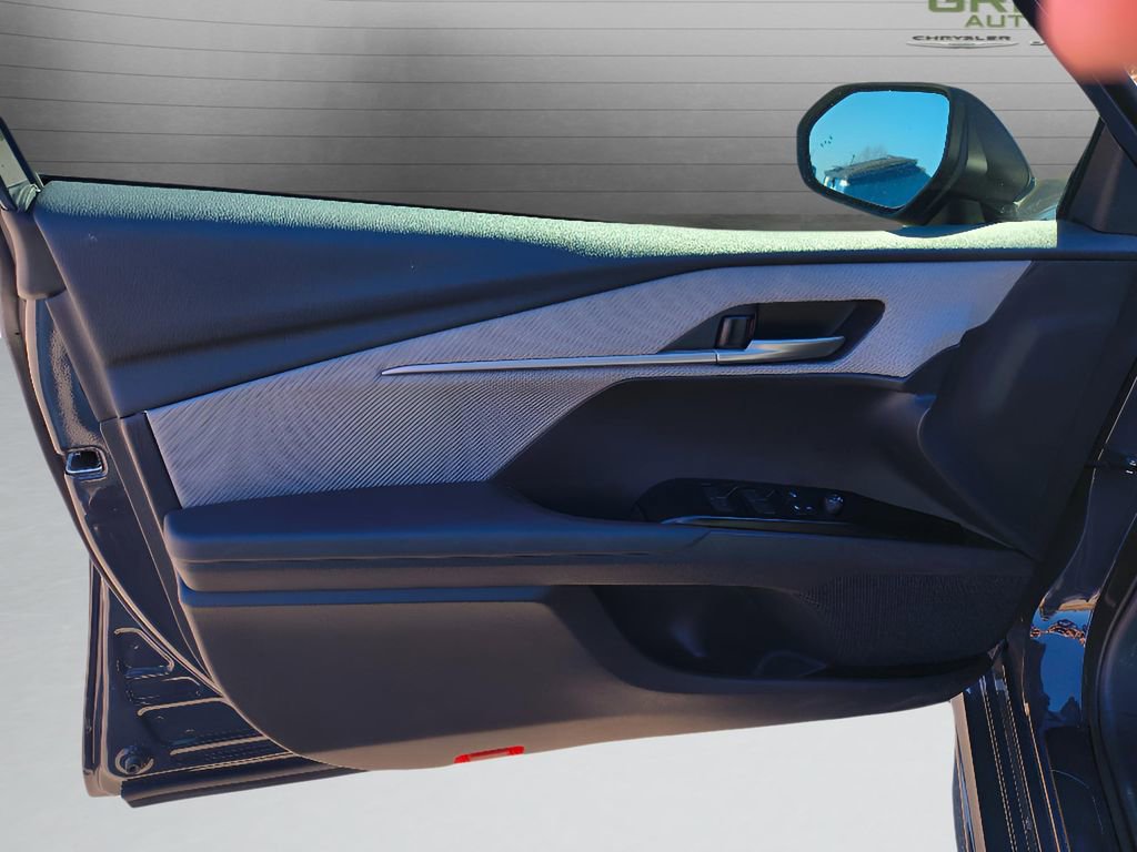 Used 2025 Toyota Camry SE image 14