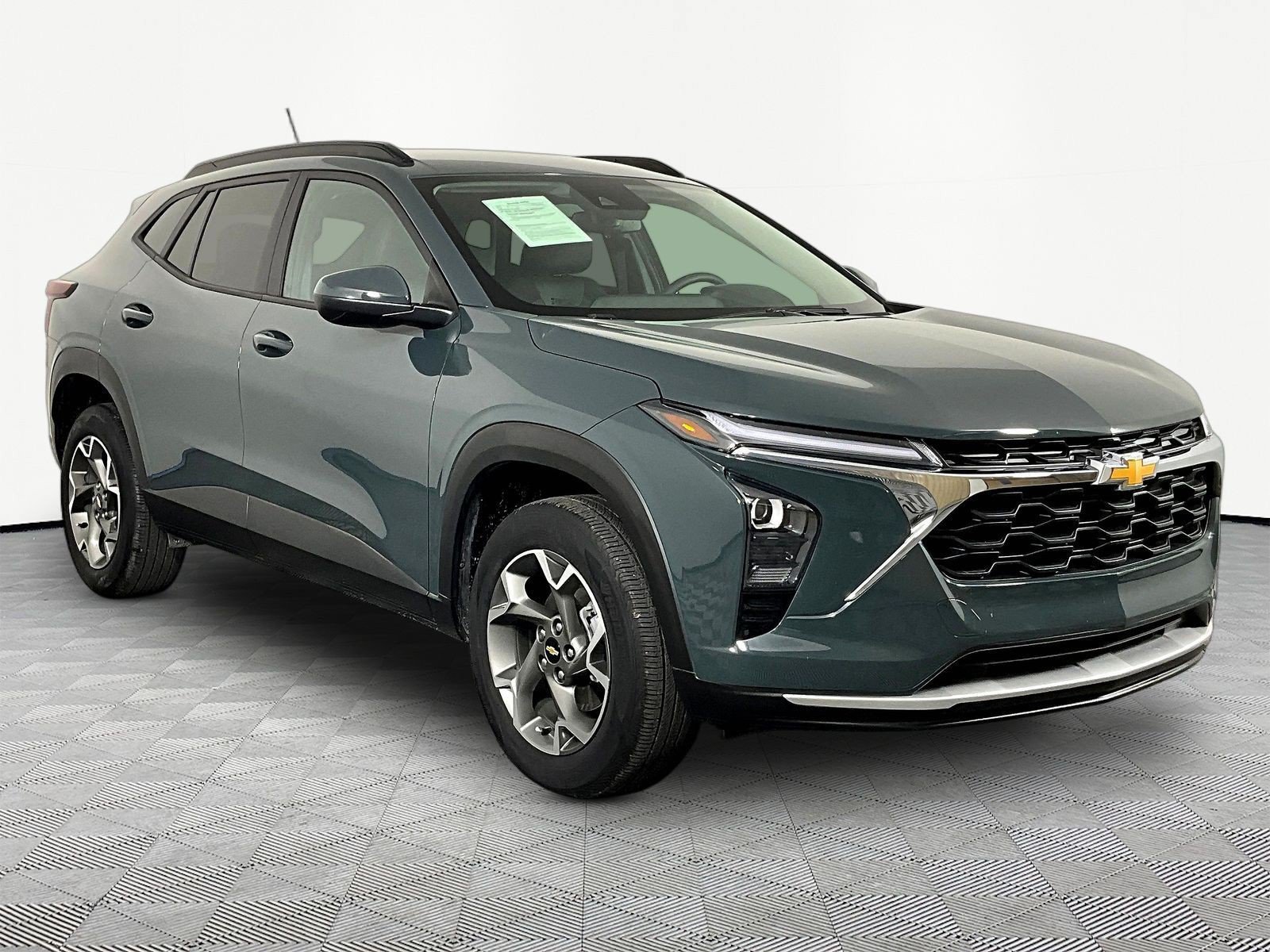 Used 2025 Chevrolet Trax LT FWD image 3