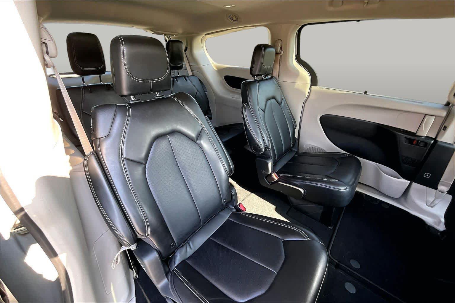 Used 2024 Chrysler Pacifica Touring-L FWD image 19