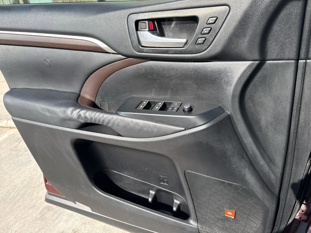 Used 2014 Toyota Highlander Limited image 29