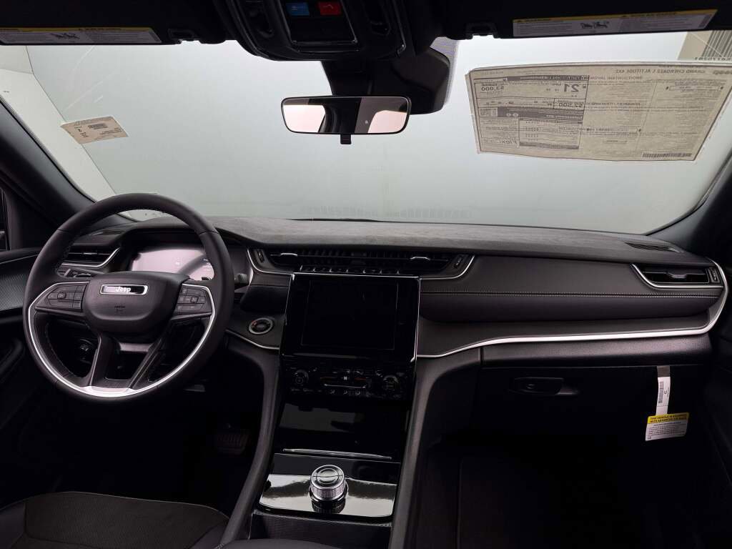 New 2025 Jeep Grand Cherokee L Laredo image 22