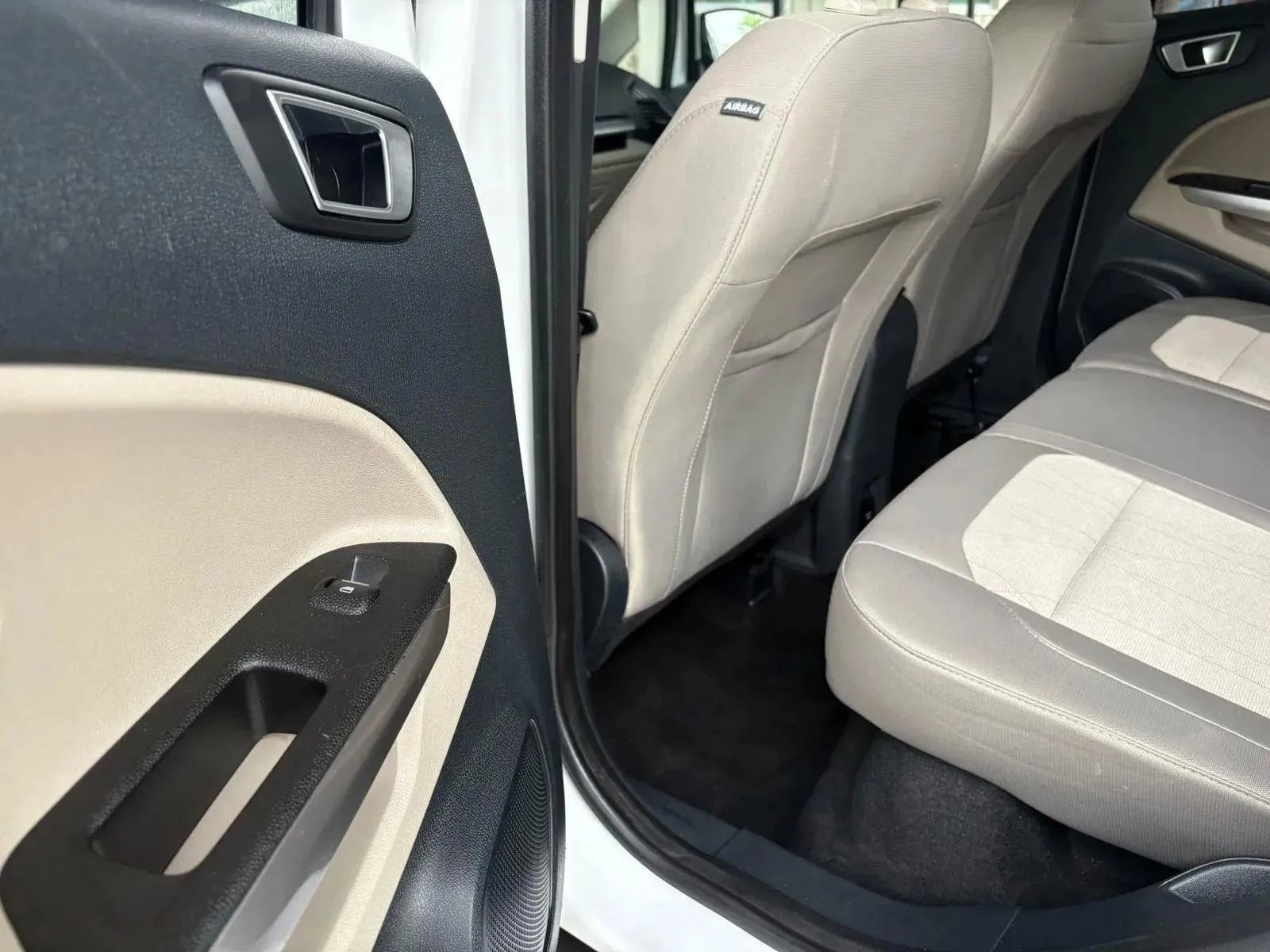 Used 2018 Ford EcoSport SE w/ SE Convenience Package image 38