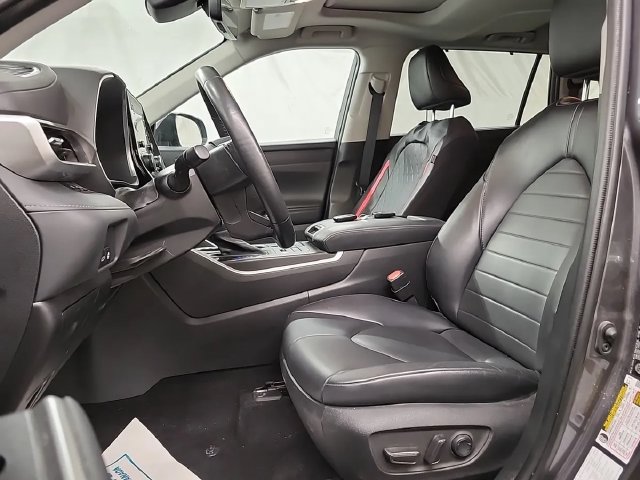 Used 2022 Toyota Highlander XLE AWD/4WD image 10