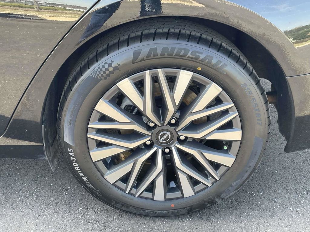 Used 2024 Nissan Altima 2.5 SV FWD image 9