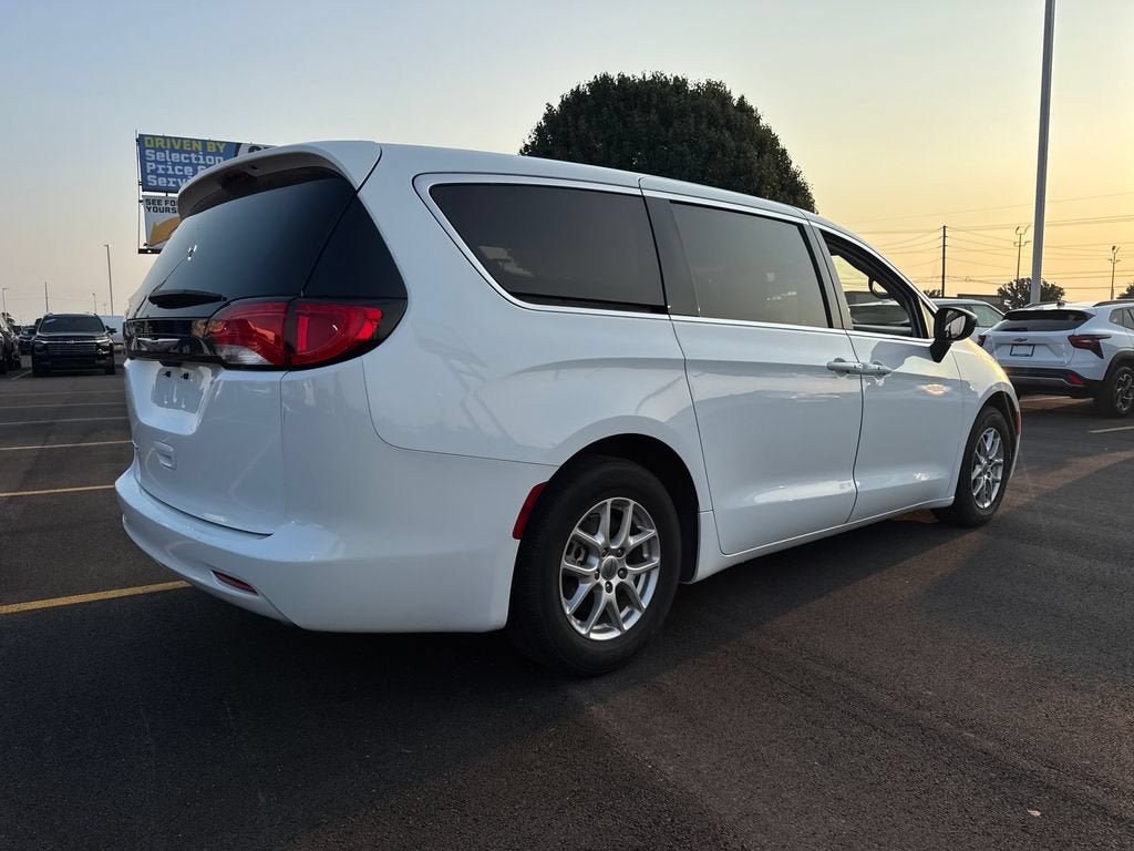 Used 2024 Chrysler Voyager LX FWD image 6