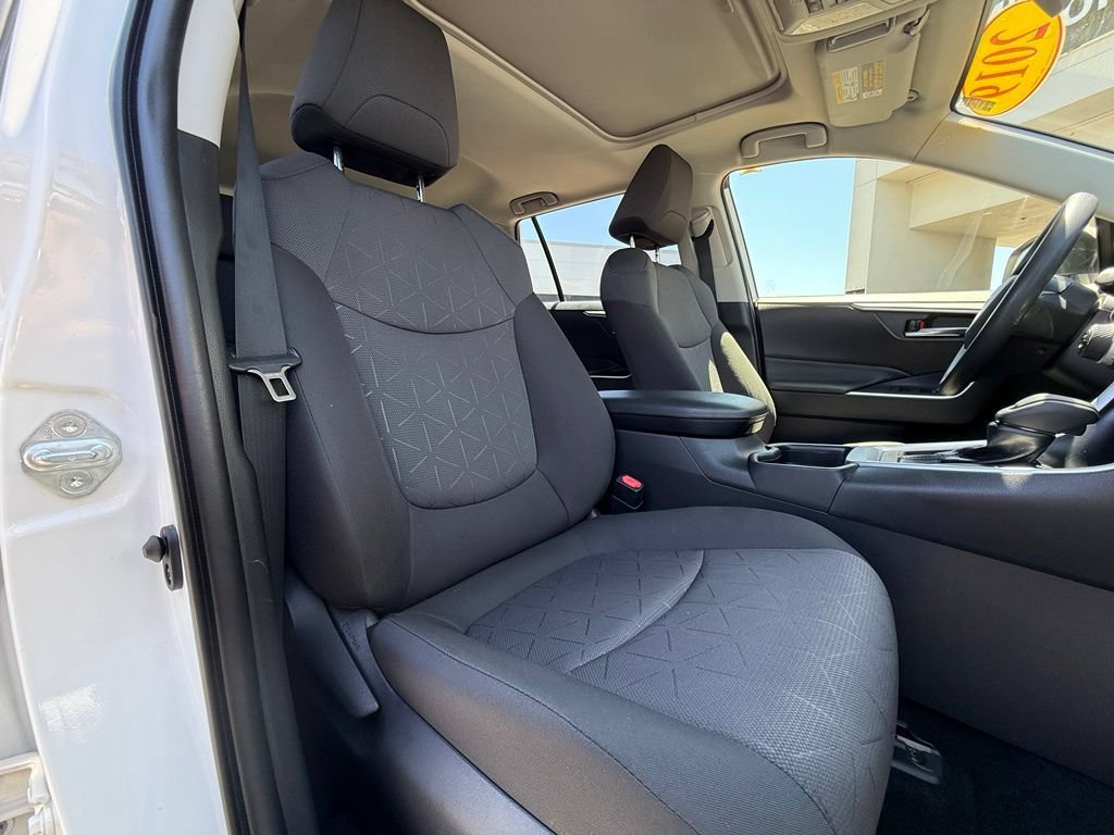 Used 2019 Toyota RAV4 XLE FWD image 16