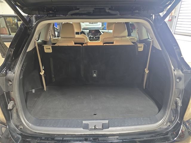 Used 2023 Toyota Highlander XLE image 14