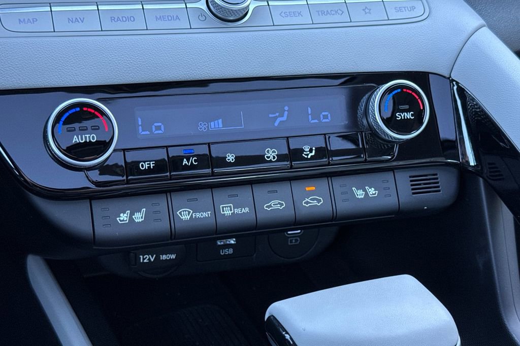 Used 2025 Hyundai Elantra Limited image 18