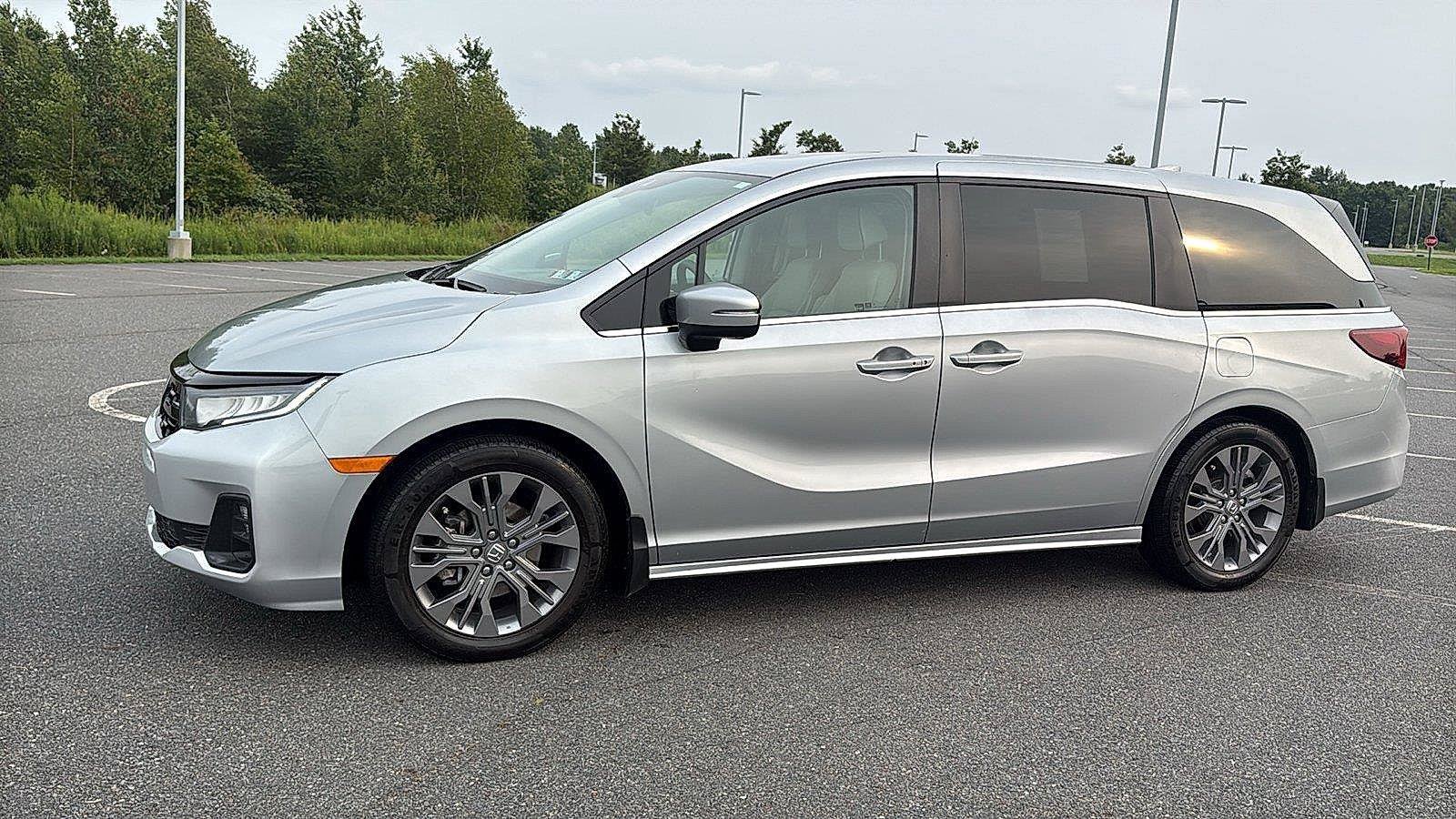 Used 2025 Honda Odyssey Touring image 12