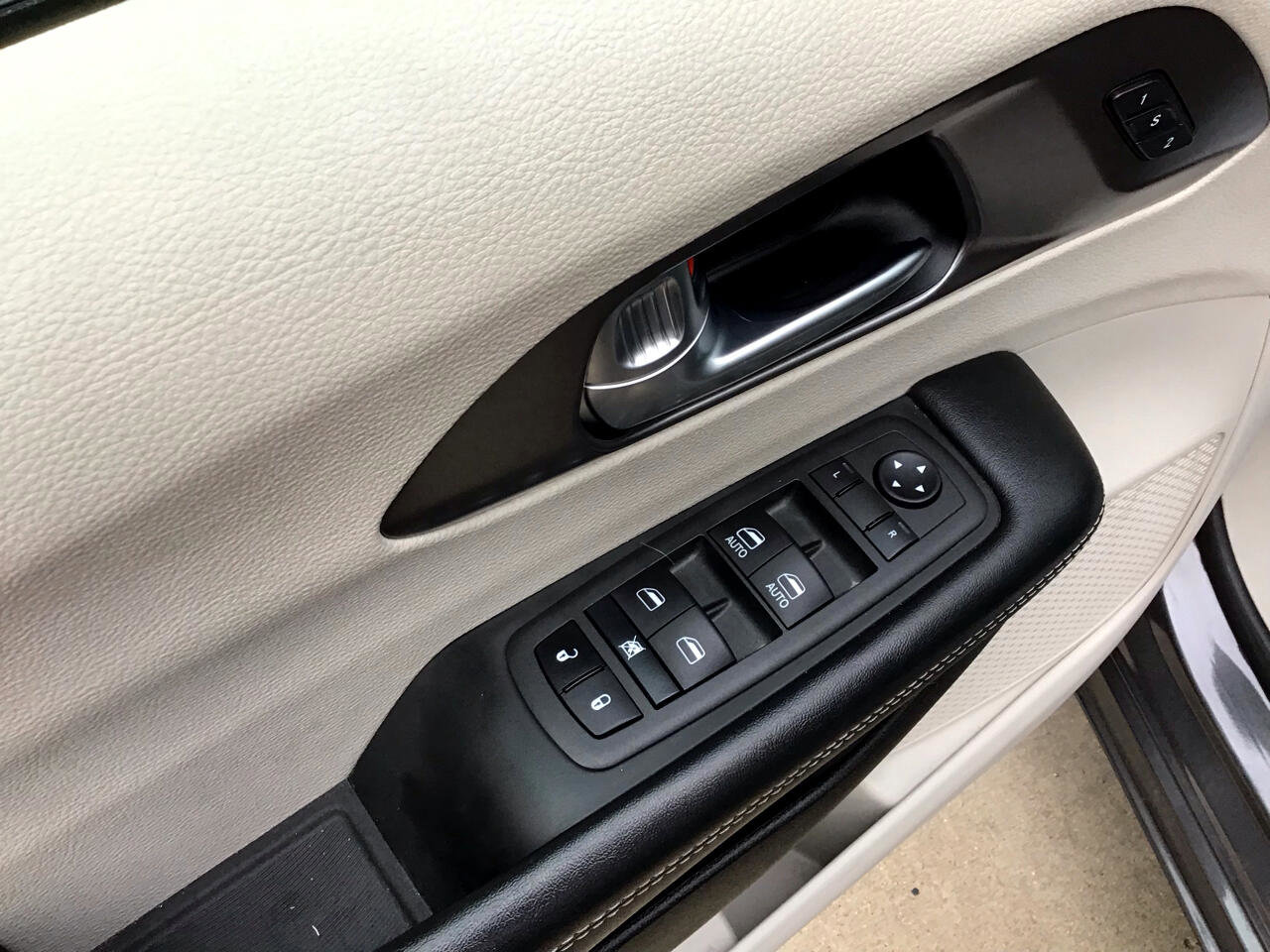 Used 2022 Chrysler Pacifica Touring-L image 10