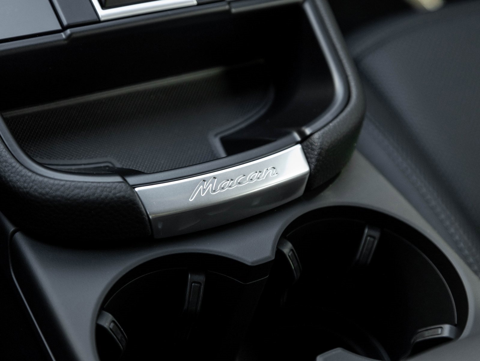 Certified 2025 Porsche Macan image 28