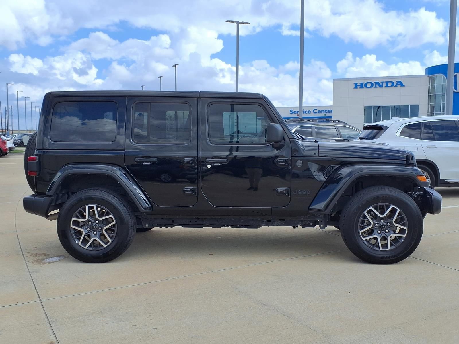 Used 2025 Jeep Wrangler Sahara image 8